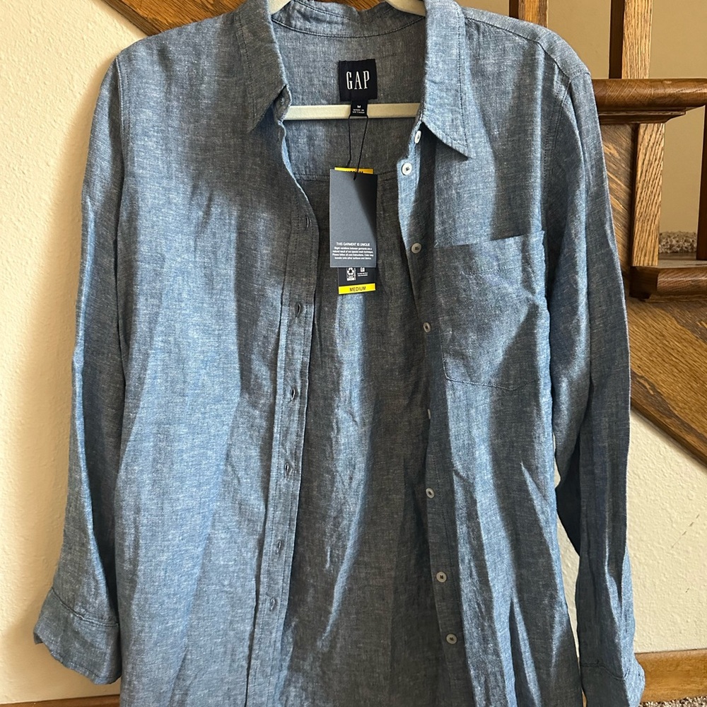 Button up long sleeve from Gap. Never worn. Size medium